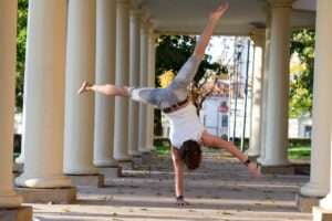 one arm handstand